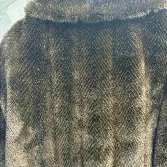 De ball stunning brown chevron faux fur coat. Well made and very good c… - Picture 3 of 10